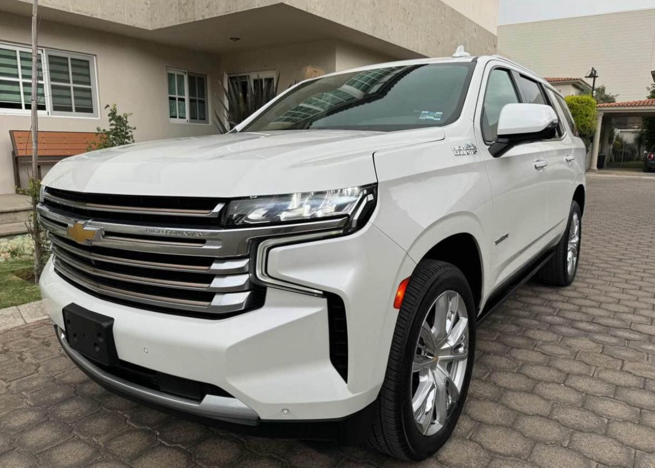 Chevrolet Suburban 2023 Premium white front view