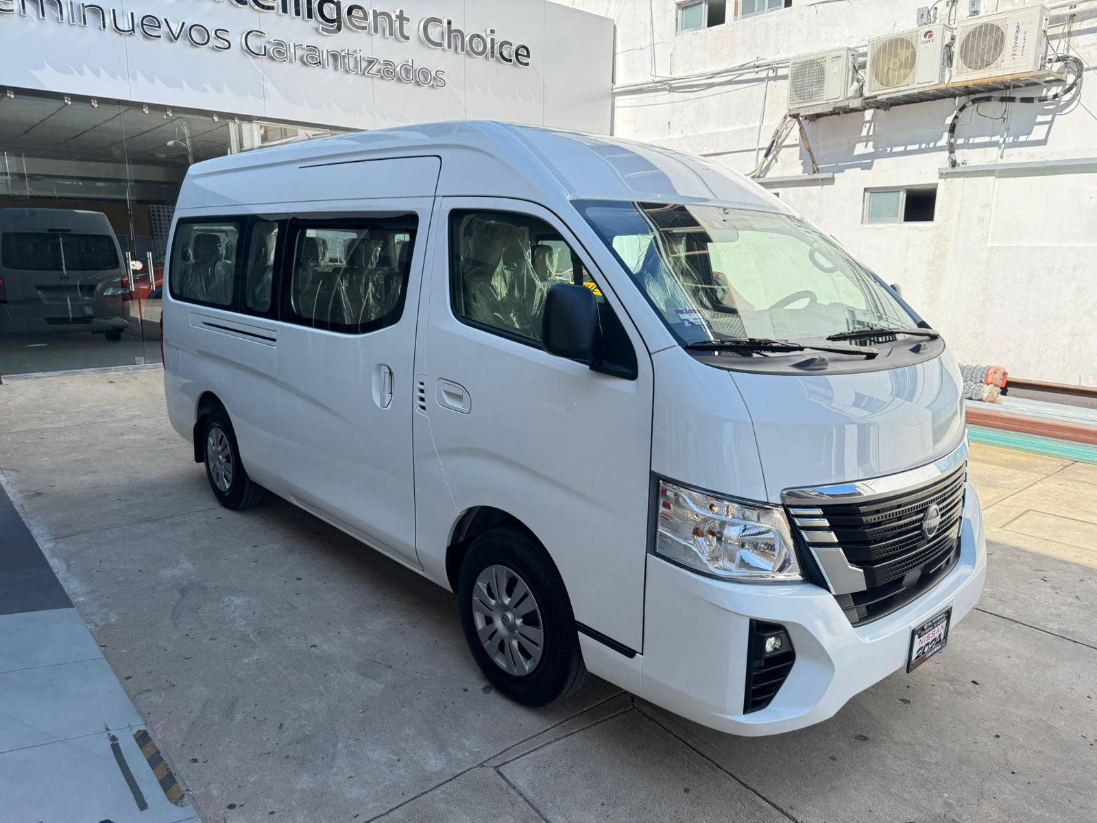 Nissan Urvan 2024 rear view